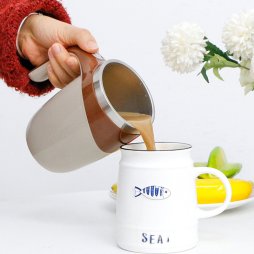 Automatic stirring thermos cup